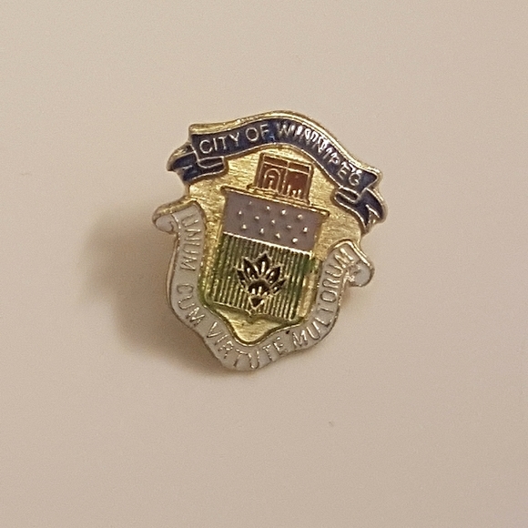 💲5️⃣ in 🛍️of2+  [FIDLER] City of Winnipeg Crest Pin - Picture 6 of 10